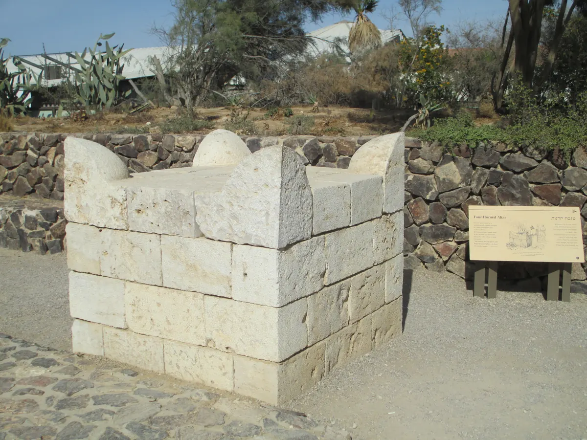 Large square altar of dressed stones with a horn at each corner