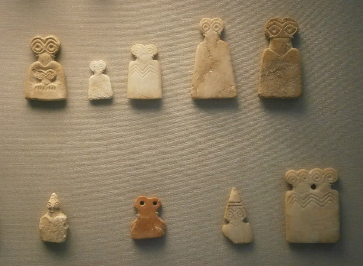Small flat alabaster figurines with large drilled eyes